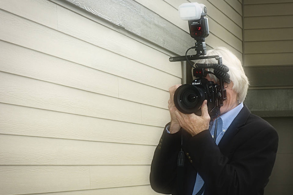 11678448_web1_Enman-Me-with-flash-2