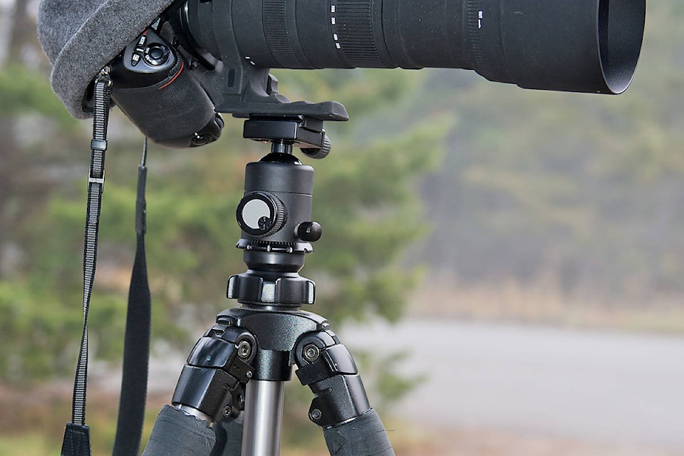 11968060_web1_Enman-Tripod-and-lens