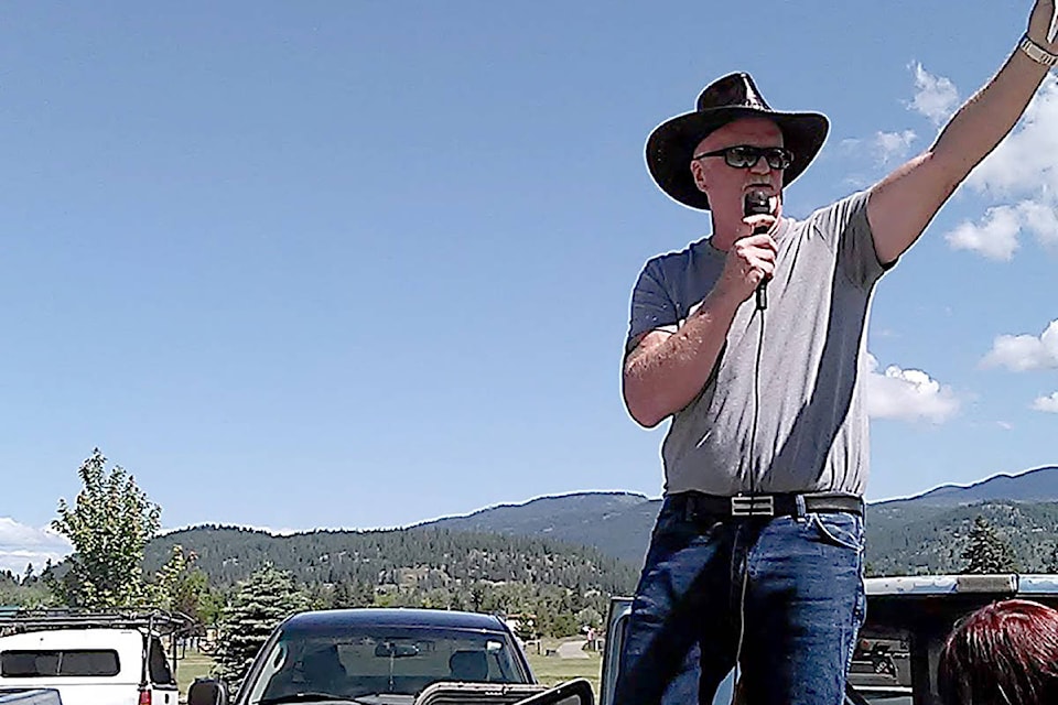 12510018_web1_Tom-Lowe-Auctioneer-Barriere-Flea-Marketcrop