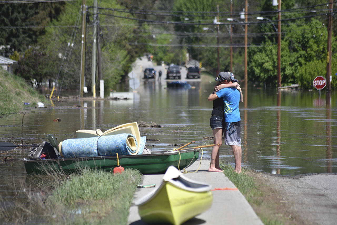 14856017_web1_FloodGrandForksCouplePhoto