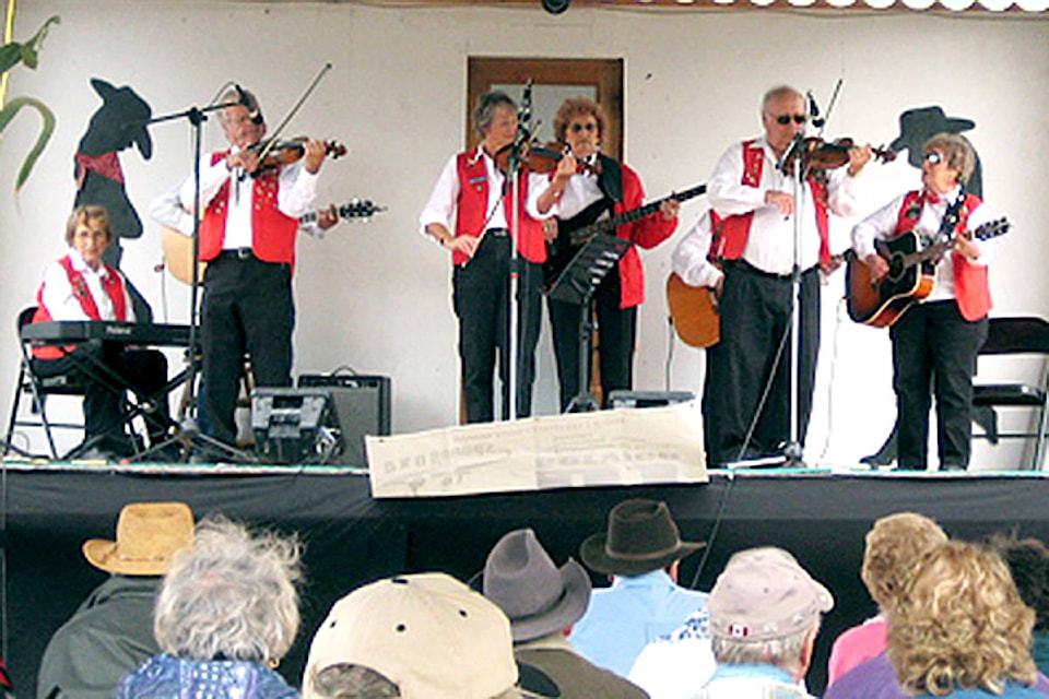 17210461_web1_Old-Time-fiddlers-at-NTFF