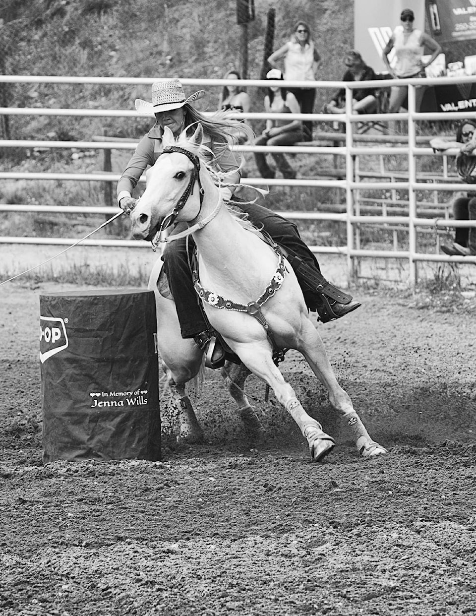 17801183_web1_Barrel-racing