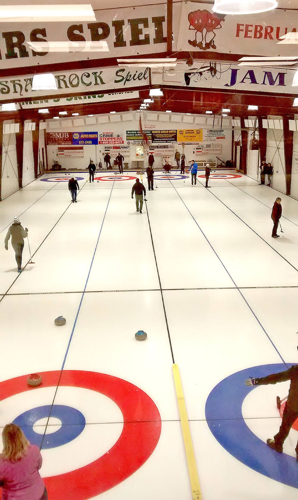 19423194_web1_Barriere-Curling-on-rink