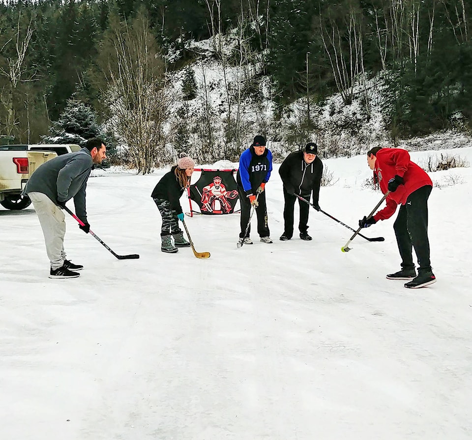 20018370_web1_FRONTPicElliHockey