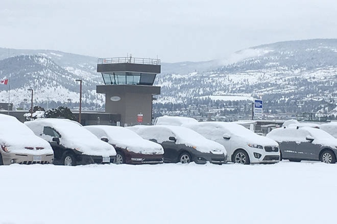 20048039_web1_171229-PWN-Penticton-airport-snow-T