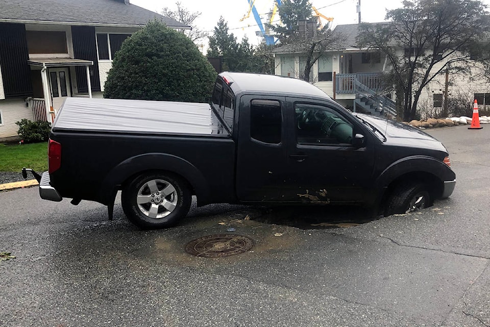 20346255_web1_200129-VNE-Esquimalt-Sinkhole-WaterMain_3