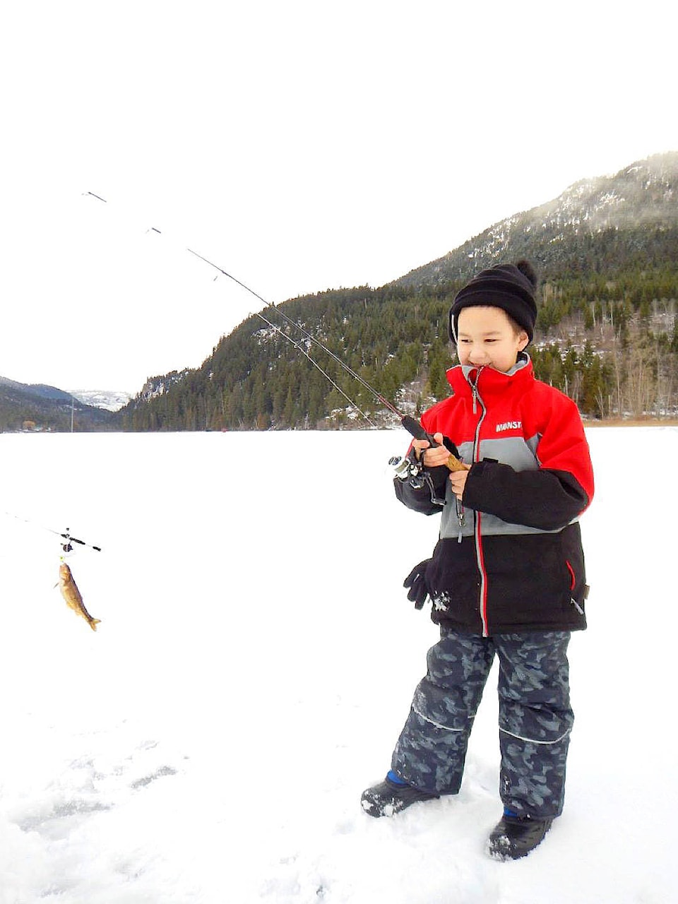 24085084_web1_210204-NTS-IceFishingKid-Barriere_1