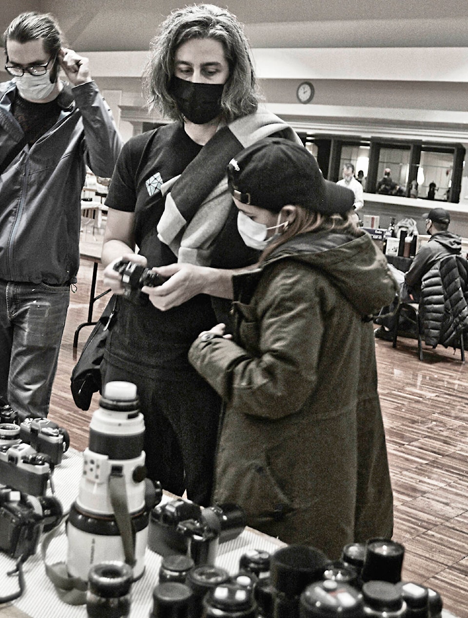 27023792_web1_211104-NTS-Enman-CameraSale_2