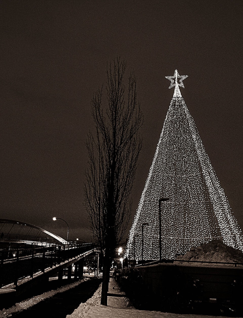 27493815_web1_211216-NTS-Enman-KelownaLights_2