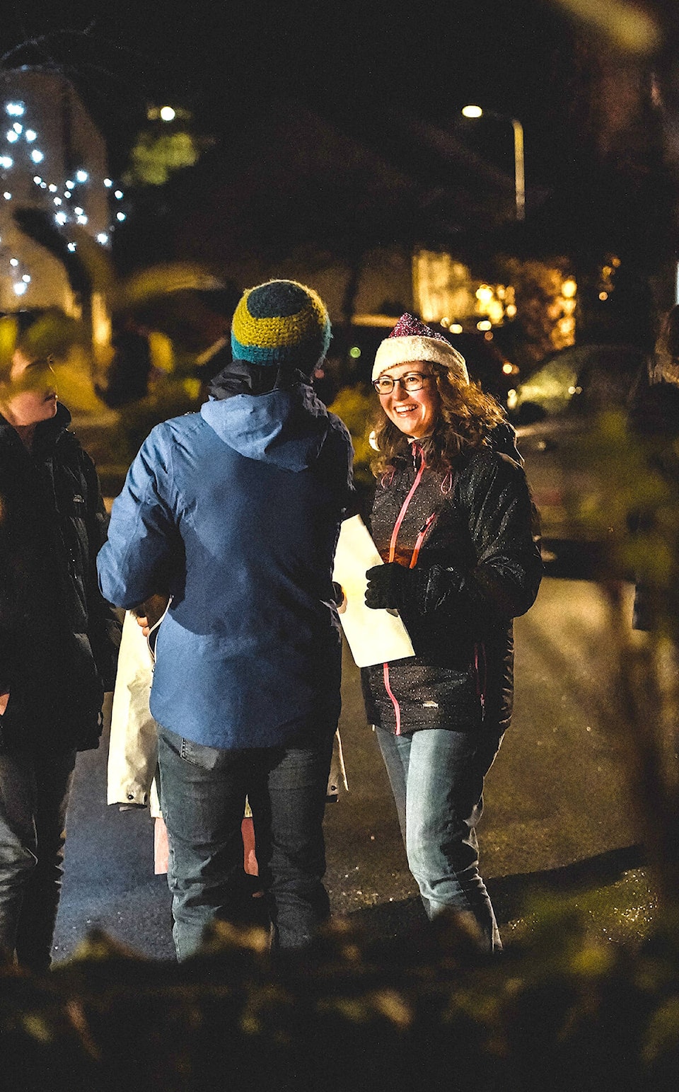 27507045_web1_211216-NTS-XmasHorseCarolers-Caroling_1
