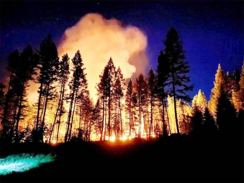 28008850_web1_220203-NTS-KTW-ExtremeWeatherTRU-SparksLakeFire_1