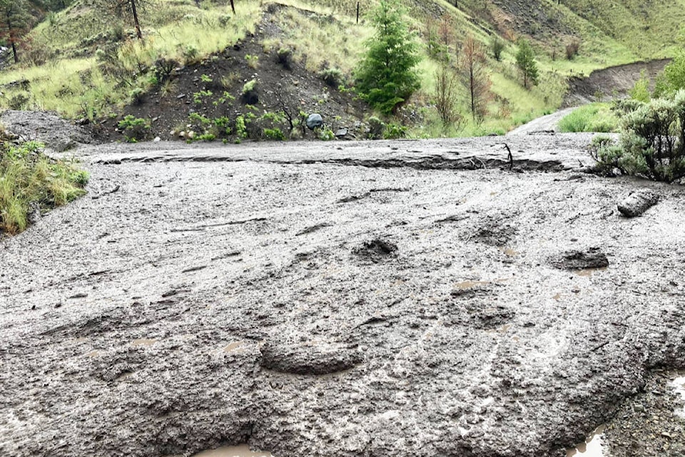 29345381_web1_220609-ACC-Highway-1-closed-Mudflow_1