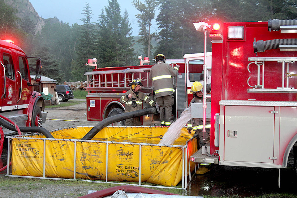 29430766_web1_220616-NTS-TrailerFire-Barriere_2