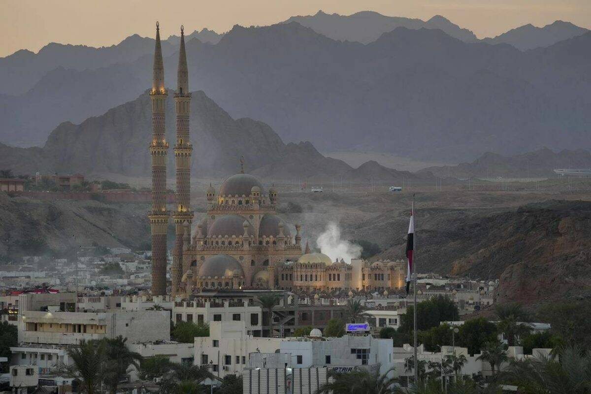 The sun sets over Al Sahaba mosque in the old market in Sharm el-Sheikh, Egypt, Nov. 4, 2022. Sharm el-Sheikh will hosedt the COP27 UN Climate Summit starting on Nov. 6. Photo: The Canadian Press/AP/Peter Dejong