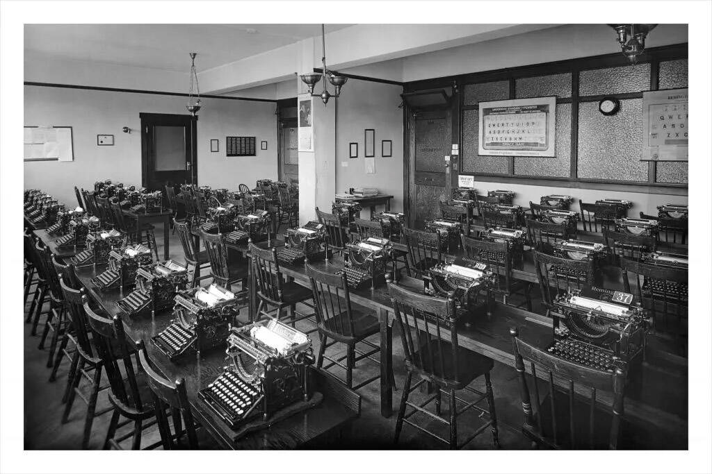 Typewriters in a Sprott Shaw College classroom. (sprottshaw.com)