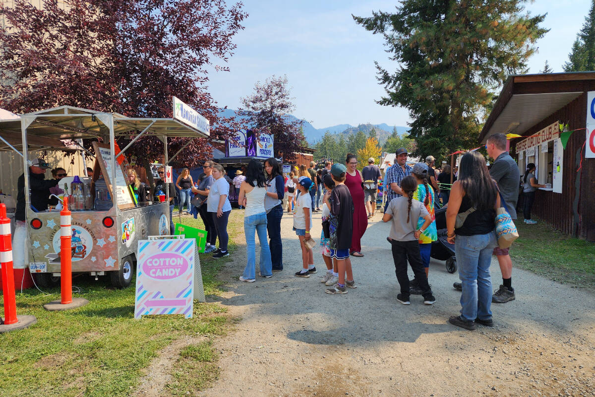 33782729_web1_Fall-Fair-2023-Crowds-1000011237