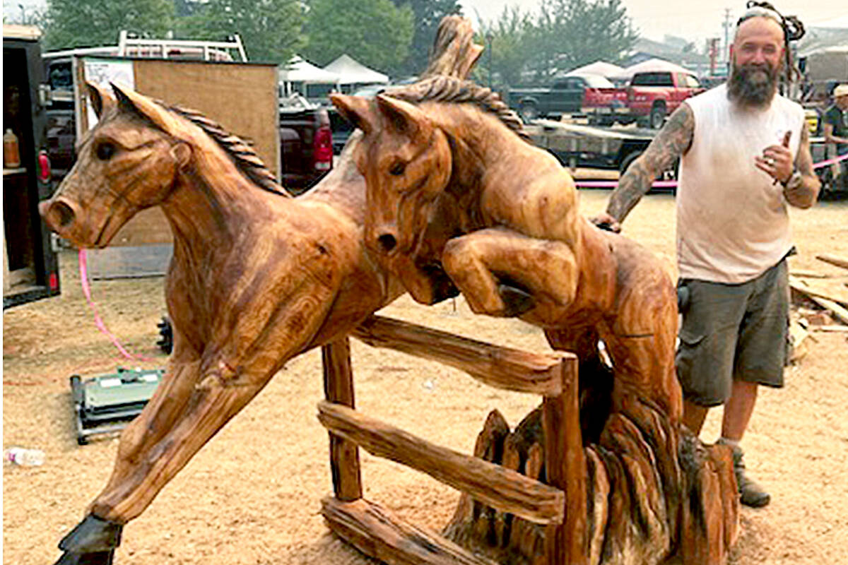 33782729_web1_RSZ-Rakau-Wood-Carver-Horses