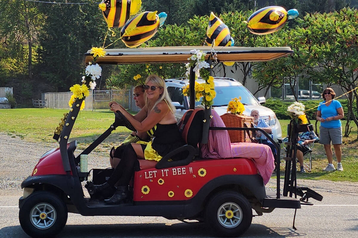 33797883_web1_RSZ-Parade-Let-it-be-golf-cart-HB-20230902_112253