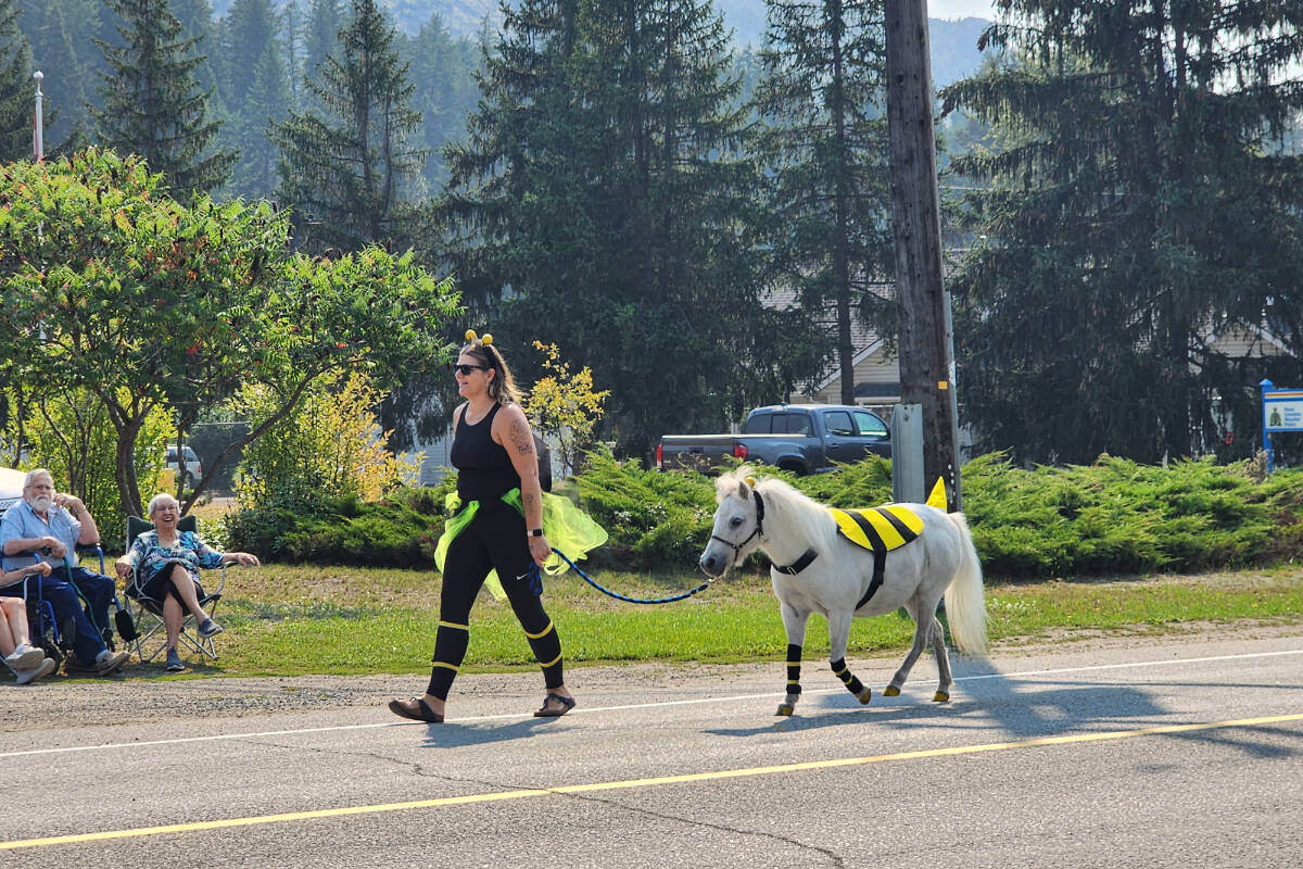 33797883_web1_RSZ-Parade-mini-and-bee-lady-20230902_112021