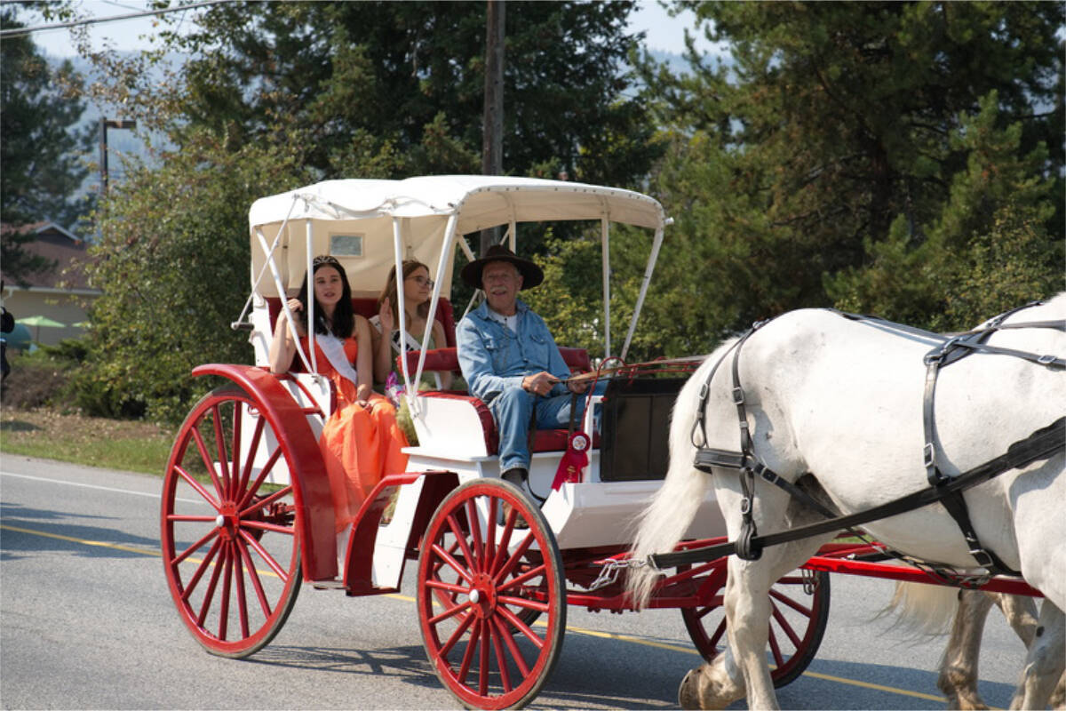 33797883_web1_RSZ-parade-Fall-Fair-Royalty-in-buggy-Gary-M-GPM01113