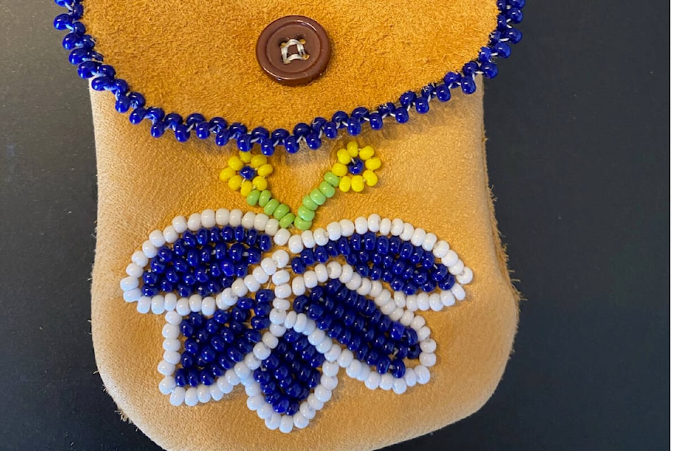 33853560_web1_Medicine-bag-beadwork-IMG_1636