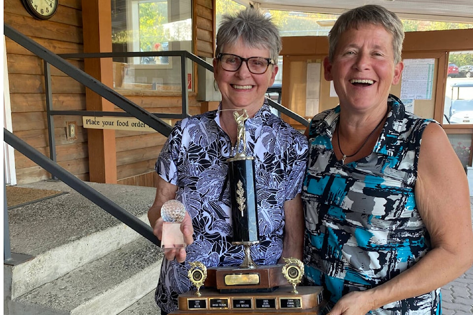 33985652_web1_RSZ-Low-Net-Winner-Leslie-Stirling-receiving-trophy-from-Captain-Debbie-Rainer--1-