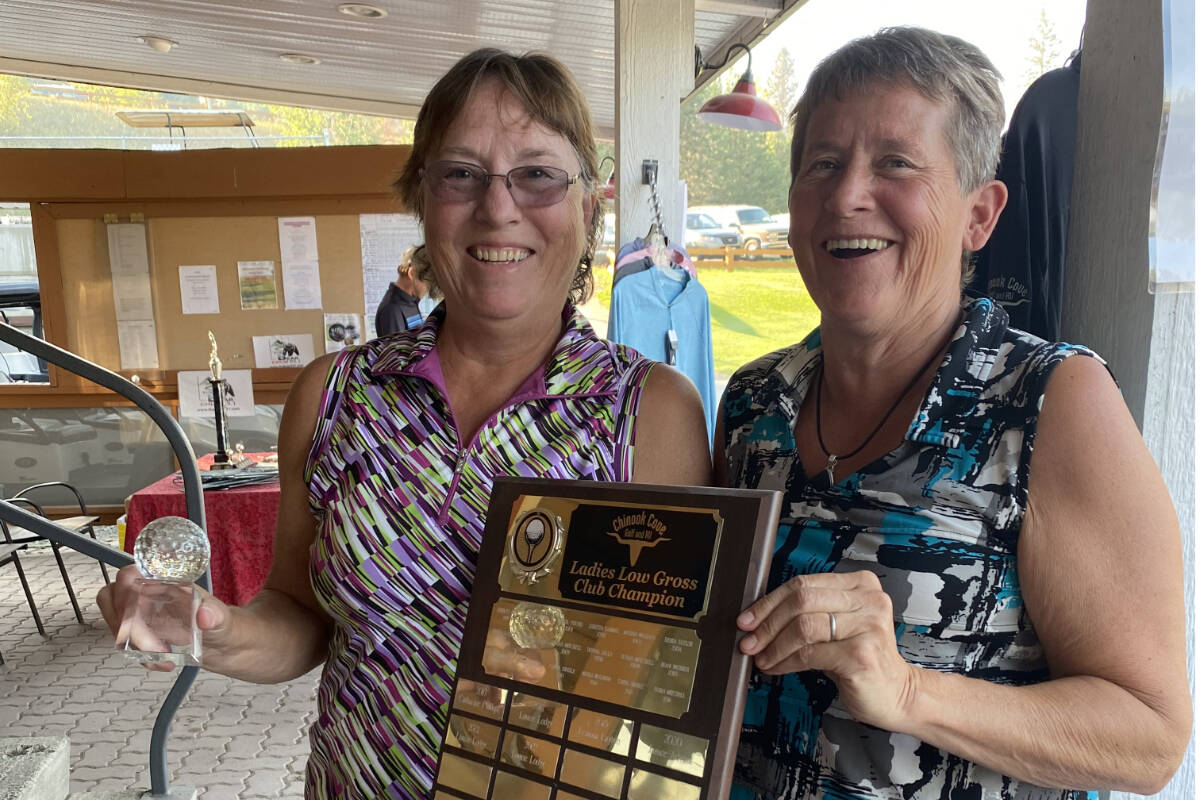 33985652_web1_RSZ-Low-Net-Winner-Leslie-Stirling-receiving-trophy-from-Captain-Debbie-Rainer--2-
