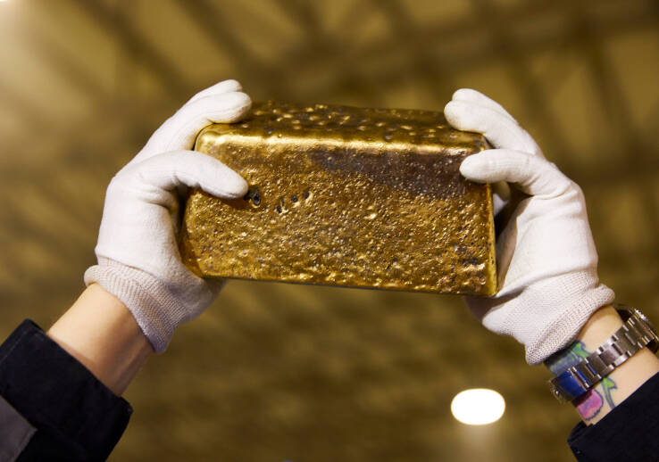 A gold bar that Agnico Eagle produced from its Kivalliq mining operations. The mining company paid $115 million in taxes, royalties and other payments to the Government of Nunavut, Government of Canada, Nunavut Tunngavik Incorporated and the Kivalliq Inuit Association in 2020. Photo courtesy of Agnico Eagleᒎᓗᒥ ᓴᓇᓯᒪᔪᖅ ᐊᒡᓂᑯ ᐄᒍᓪᑯᑦ ᓴᓇᓚᐅᖅᑕᖓᓂ ᑭᕙᓪᓕᕐᒥ ᐅᔭᕋᖕᓂᐊᕐᕕᖓᓂ ᐊᐅᓚᑕᐅᓂᖓᓂ. ᐅᔭᕋᖕᓂᐊᕐᕕᒃ ᑲᒻᐸᓂ ᐊᑭᓖᓚᐅᖅᐳᑦ $115 ᒥᓕᐊᓐᓂ ᑖᒃᓯᓂᑦ, ᓂᖏᖅᑕᕐᓂᓂ ᐊᒻᒪ ᐊᓯᖏᓐᓂ ᐊᑭᓕᐅᑕᐅᔪᓂ ᓄᓇᕗᒻᒥ ᒐᕙᒪᒃᑯᓐᓄᑦ, ᑲᓇᑕᒥ ᒐᕙᒪᒃᑯᓐᓄᑦ, ᓄᓇᕗᒻᒥ ᑐᙵᕕᒃᑯᓐᓄᑦ ᐊᒻᒪ ᑭᕙᓪᓕᖅ ᐃᓄᐃᑦ ᑲᑐᔾᔨᖃᑎᒌᖑᔪᓄᑦ 2020−ᒥ.