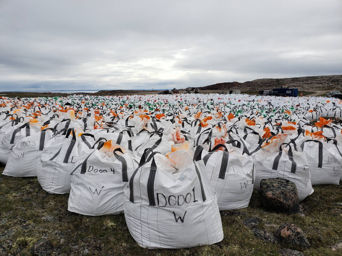 White bags filled with ore – 2,500 of them in total – dotted the landscape at the Naujaat project this summer as North Arrow Minerals further examines the potential of the Q1-4 kimberlite. Photo courtesy of North Arrow Mineralsᖃᐅᓪᓗᖅᑕᖅ ᐴᑦ ᑕᑖᖅᑐᑦ ᓴᕕᕋᔭᒃᓴᒥ – 2,500–ᖑᔪᑦ ᑲᑎᓪᓗᒋᑦ– ᑕᑯᒃᓴᐅᕗᑦ ᓄᓇᒥ ᓇᐅᔮᓂ ᐱᓕᕆᐊᒃᓴᐅᔪᒥ ᑕᒪᑐᒪᓂ ᐊᐅᔭᐅᔪᒥ North Arrow Minerals ᕿᒥᕐᕈᐊᒃᑲᓐᓂᖅᑎᓪᓗᒋᑦ ᐱᑕᖃᑐᐃᓐᓇᕆᐊᖃᕐᓂᖓᓂ Q1-4 ᑕᐃᒪᓐ ᐃᓂᒋᒐᔪᒃᑖᓂ.