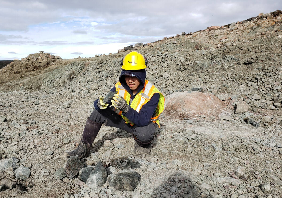 North Arrow Minerals president, CEO and pit sampler Ken Armstrong gets up close and personal with the mineralogy of Q1-4 kimberlite. Photo courtesy of North Arrow MineralsNorth Arrow Minerals ᐊᖓᔪᖅᑳᖓ, ᐊᐅᓚᑦᑎᔨᒻᒪᕆᒃ ᐊᒻᒪ ᐅᔭᕋᖕᓂᐊᕐᕕᖕᒥ ᐆᒃᑐᕋᖅᑎᐅᔪᖅ ᑭᐊᓐ ᐋᒻᔅᑐᕌᖕ ᖃᓂᒡᓕᑦᑎᐊᖅᐳᖅ ᐅᔭᕋᖕᓂᐊᒐᒃᓴᒥ Q1-4 ᑕᐃᒪᓐ ᐃᓂᒋᒐᔪᒃᑖᓂ.