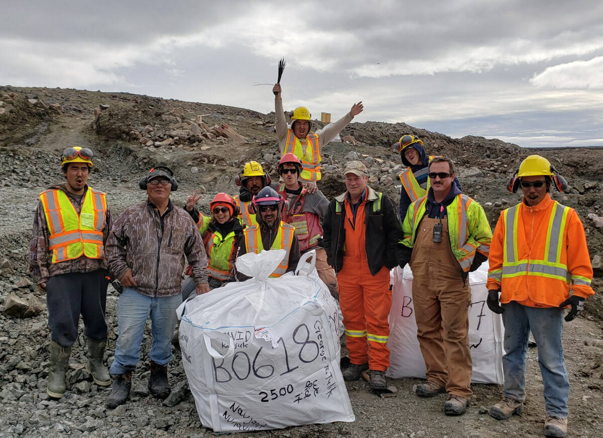 The sampling crew celebrate the last bag from the Q1-4 kimberlite 2,000-tonne bulk sample at the Naujaat project. From left, Dennis Quanaq, Geroge Putilik, Alicia Cannata, Jeremy Itqiliq, John Kadjuk, Dan Gainer, David Kadjuk, Terry Godfrey, Kenneth Katokra, Keith Feltham and Barney Siutinaur. Photo courtesy of North Arrow Mineralsᐆᒃᑐᕋᖅᑎᐅᔪᑦ ᐱᓕᕆᔩᑦ ᖁᕕᐊᓱᒍᑎᖃᖅᐳᑦ ᑭᖑᓪᓕᖅᐹᖓᓂ ᐴᖑᔪᒥ Q1-4 ᑕᐃᒪᓐ ᐃᓂᒋᒐᔪᒃᑖᓂ 2,000-ᑕᓐᓂ ᐃᓕᒃᑯᐊᒥ ᐆᒃᑐᒐᕐᓴᐅᔪᒥ ᓇᐅᔮᓂ ᐱᓕᕆᐊᒃᓴᐅᔪᒥ. ᓴᐅᒥᖕᒥ, ᑕᓂᔅ ᖃᐅᓐᓇᖅ, ᔪᐊᔾ ᐳᑐᓕᒃ, ᐊᓖᓴ ᑲᓐᓇᑕ, ᔨᐊᕋᒥ ᐃᑦᑭᓕᒃ, ᔮᓐ ᑲᑦᔪᒃ, ᑖᓐ ᒐᐃᓄᕐ, ᑕᐃᕕᑦ ᑲᑦᔪᒃ, ᑎᐊᕆ ᒑᑦᕗᕆ, ᑲᓇᑦ ᑲᑐᖅᑲ, ᑮᑦ ᕕᐅᓪᑦᕼᐊᒻ ᐊᒻᒪ ᐹᓂ ᓯᐅᑎᓐᓄᐊᕐ.