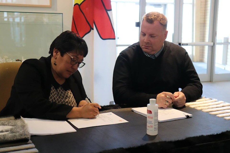 30029143_web1_220815-NUN-CollectiveAgreement-Signing_2