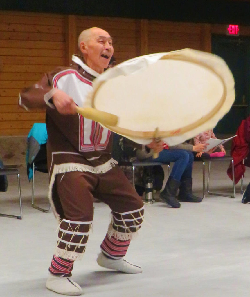 Drum dancer and teacher Jerry Puglik is dressed in Inuinnait style, teaching youth how to huqqullaaq at the drum dance practice in Cambridge Bay, on Tuesday, Nov. 9. Navalik Tologanak/NNSL photoᕿᓚᐅᔾᔭᖅᑎ ᐊᒻᒪ ᐃᓕᓴᐃᔨ ᔨᐊᕆ ᐳᒡᓕᒃ ᐊᓐᓄᕌᖅᓯᒪᕗᖅ ᐃᓄᐃᓐᓇᑦ ᐊᓐᓄᕌᕈᓯᖏᓐᓂ, ᐃᓕᓐᓂᐊᖅᑎᑦᑎᓪᓗᓂ ᒪᒃᑯᒃᑐᓂ ᕼᐅᖅᑯᓪᓛᕐᓂᕐᒧᑦ ᕿᓚᐅᔾᔭᕆᐅᖅᓴᓂᕐᒥ ᐃᖃᓗᒃᑑᑦᑎᐊᕐᒥ ᐊᐃᑉᐹᓂ, ᓄᕕᐱᕆ 9 –ᒥ .