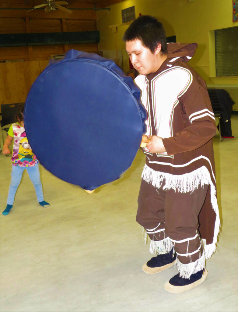 To sing and to dance in Cambridge Bay. Here is Sam Anayoak Jr. practising his drum dance skills, and he’s getting better at it. Navalik Tologanak/NNSL photoᐃᙱᕐᓂᕐᒧᑦ ᐊᒻᒪ ᒧᒥᕐᓂᕐᒧᑦ ᐃᖃᓗᒃᑑᑦᑎᐊᕐᒥ. ᐅᓇ ᓵᒻ ᐊᖓᔪᐊᒃ ᓄᑲᖅᖠᖅ ᐱᔭᕆᐅᖅᓴᔪᒥ ᕿᓚᐅᔾᔭᕐᓂᕐᒧᑦ ᐊᔪᙱᓐᓂᐅᔪᒥ, ᐊᒻᒪ ᐱᔪᓐᓇᖅᓯᕙᓪᓕᐊᕗᖅ .