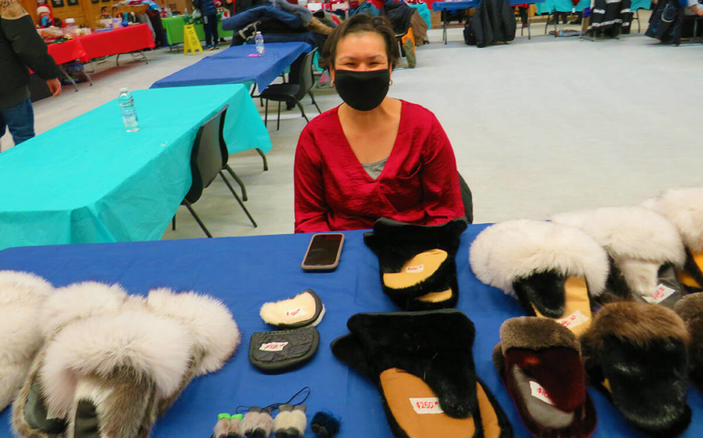 ᐊᕐᕌᒍᑕᒫᑦ ᓱᓖᑲ ᒪᓂᔪᔩᓇ ᑭᐳᖓ ᑕᑖᑦᑎᐊᓲᖅ ᐱᐅᔪᒻᒪᕆᐊᓗᖕᓂ ᐊᒡᒐᒧᑦ ᓴᓇᐅᒐᓂ ᓂᐅᕕᐊᒃᓴᐅᔪᓂ. ᐃᓚᒌᓕᒫᑦ ᐊᕙᒃ ᐃᓚᖏᓐᓂ ᐊᔪᙱᕐᔪᐊᖅᖢᑎᒃ ᒥᖅᓱᖅᑎᐅᕗᑦ. ᐊᓈᓇᑦᑎᐊᖓᑎᑐᑦ ᐊᖕᓇᐅᔭᖅᑎᑐᑦ. ᐱᐅᔪᐊᓗᒃ ᐊᕙᒃ !Every year Zuleika Maniyogina has her table full of beautiful handmade crafts for sale. The whole family on Avaks side of the family are such talented seamstresses. Just like her Grandmother Angnaoyok. Nice Avak! Navalik Tologanak/NNSL photo