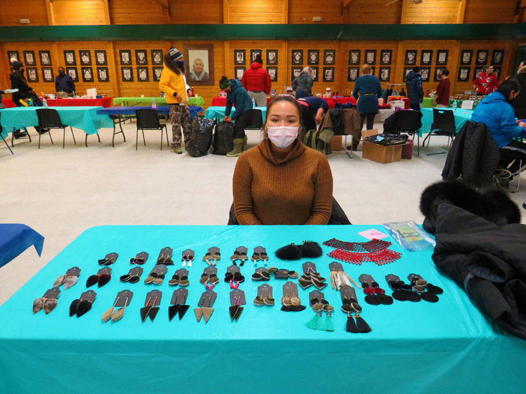                                             Very nice Tia! Beautiful earrings for sale at Cambridge Bay’s annual Christmas Bazaar. Here is Tia Adams with her most beautiful earrings she made. Navalik Tologanak/NNSL photoᐱᐅᔪᒻᒪᕆᐊᓗᐃᑦ ᑏᐊ ! ᐱᐅᔪᒻᒪᕆᐊᓗᐃᑦ ᓯᐅᑎᕈᑏᑦ ᓂᐅᕕᐊᒃᓴᐅᔪᑦ ᐃᖃᓗᒃᑑᑦᑎᐊᕐᒥ ᐊᕐᕌᒍᑕᒫᒥ ᖁᕕᐊᓱᕖᖕᒥ ᓂᐅᕕᕋᕐᔪᐊᕐᓂᐅᔪᒥ. ᐅᓴ ᑏᐊ ᐋᑕᒻᔅ ᐱᐅᓂᖅᐹᖑᔪᓂ ᓯᐅᑎᕈᑎᓕᐊᖏᓐᓂ .                            