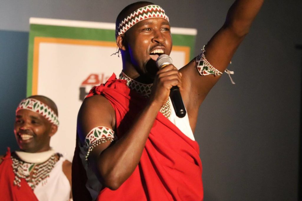                                             Narcisse Ngendakuriyo, foreground, sings alongside fellow Remesha performer Basile Ndayikeza. Trevor Wright/NNSL photoᓈᓰᔅ ᖏᓐᑕᑯᕆᔪ, ᓯᕗᓂᐊᓂ, ᐃᙱᖃᑎᖃᖅᐳᖅ ᓴᓂᓕᐊᓂ ᕋᒦᓴᒥ ᖁᙱᐊᖅᑎᐅᖃᑕᐅᔪᒥ ᐸᓯᐅᓪ ᑕᔨᑭᓴᒥ .                            
