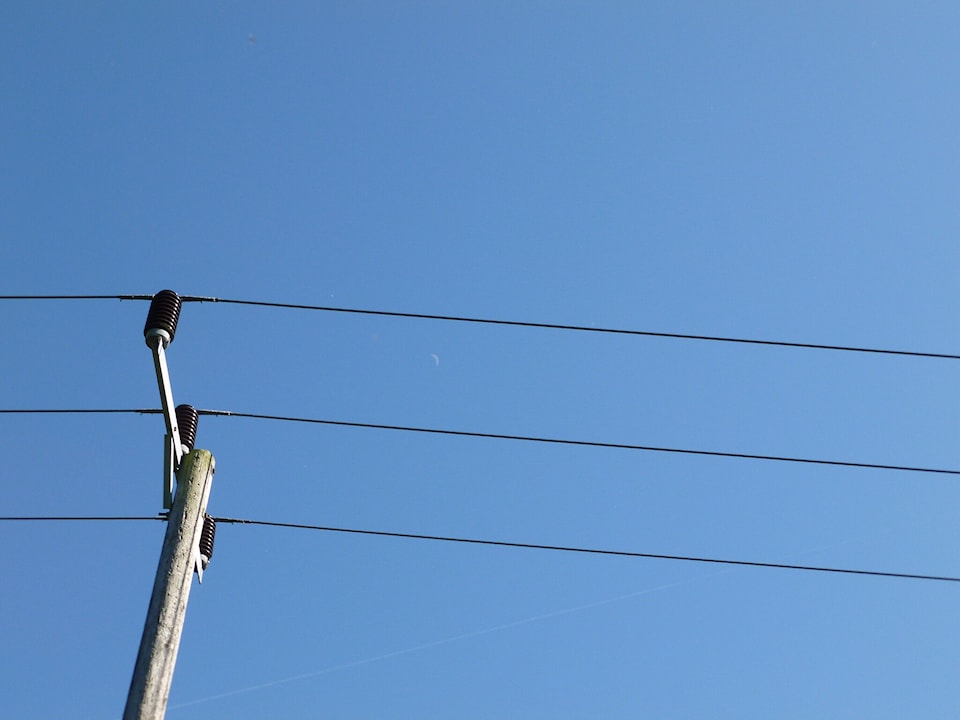 2048px-power_lines_overhead_-_panoramio