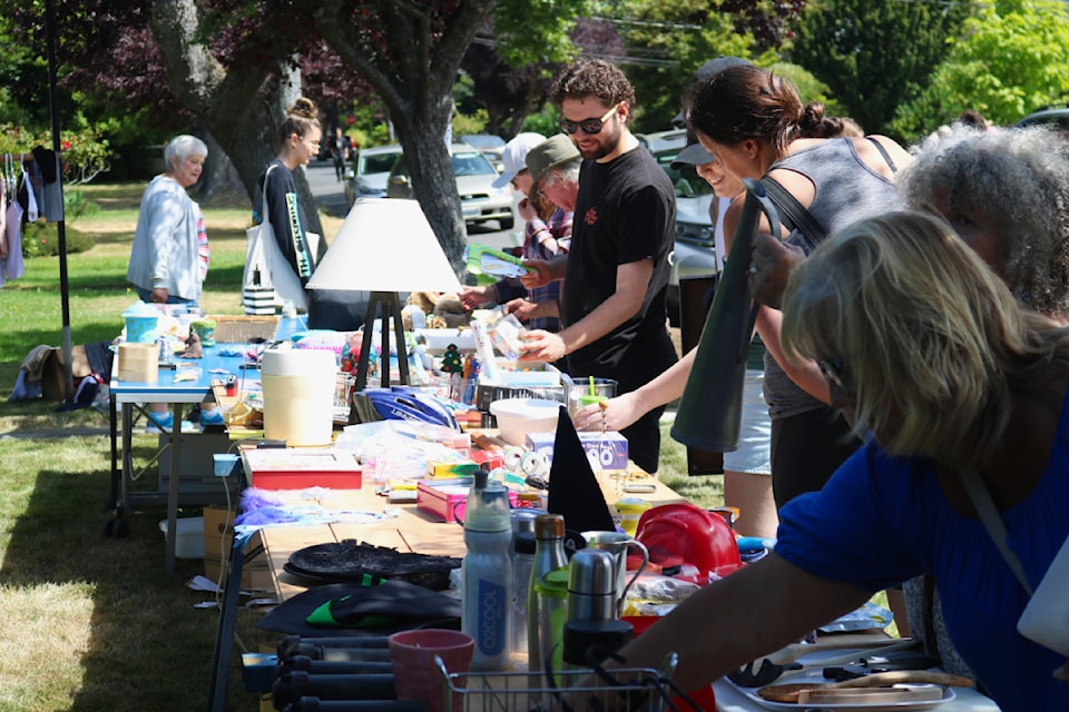 230722-obn-garage-sale-selling_2