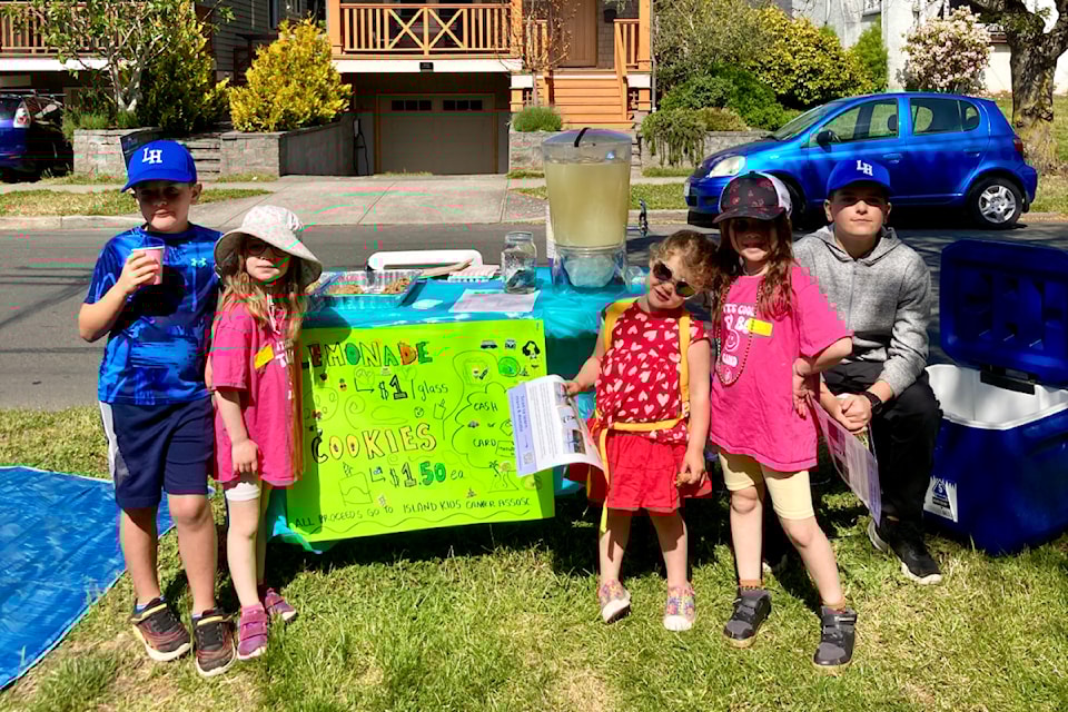 Oscar Casiro's grandchildren host a lemonade stand to raise funds and awareness for his 750-kilometre paddle in support of the Island Kids Cancer Association.