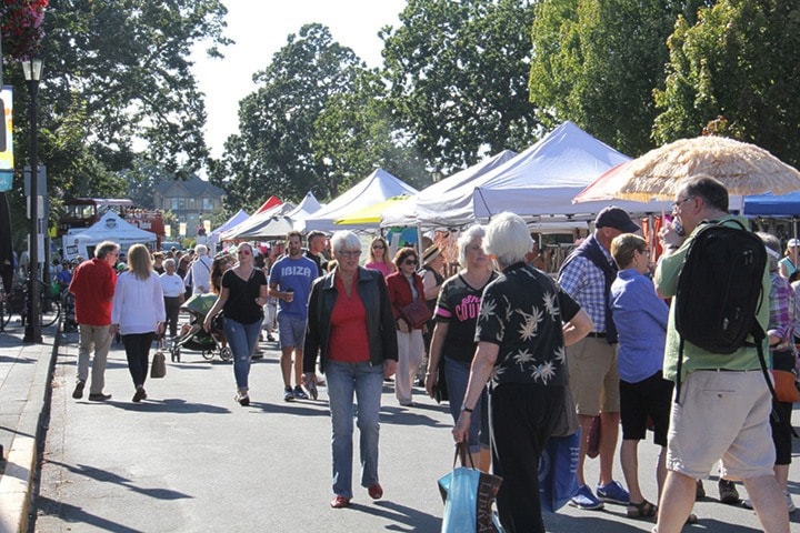 74447oakbaymarketcrowd