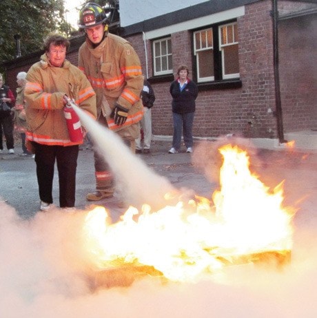 98100oakbayextinguishertraining068cropPSept2111