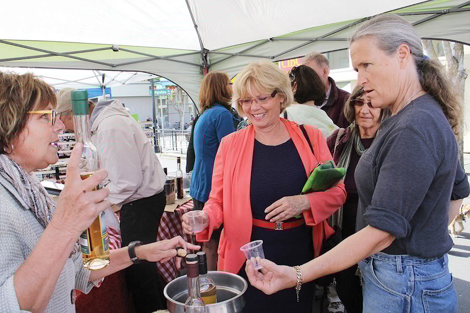 web1_OBmarket11roostwineJune1516