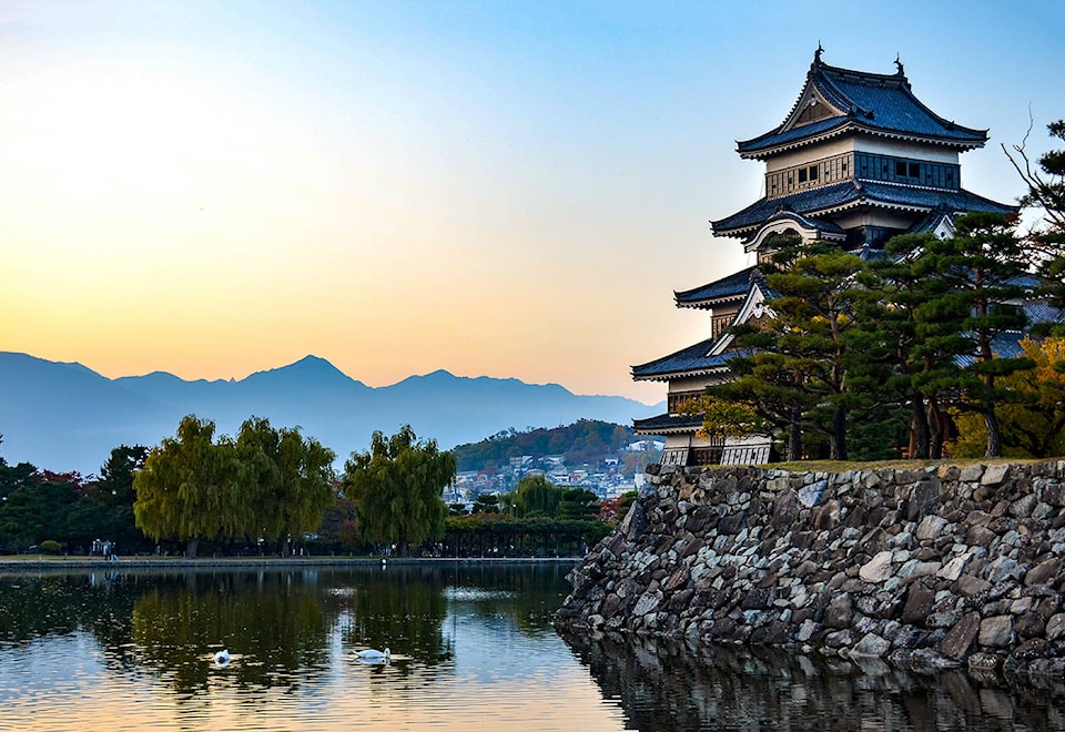 web1_Matsumoto-Castle-2-Michael-Pohorecky-photo