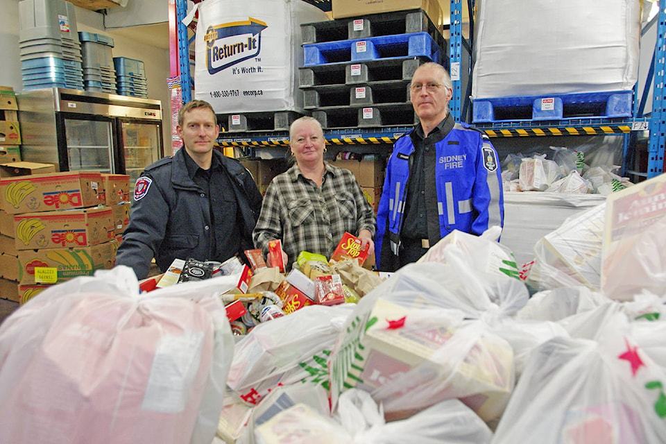 9926248_web1_171213-PNR-ff-food-drive