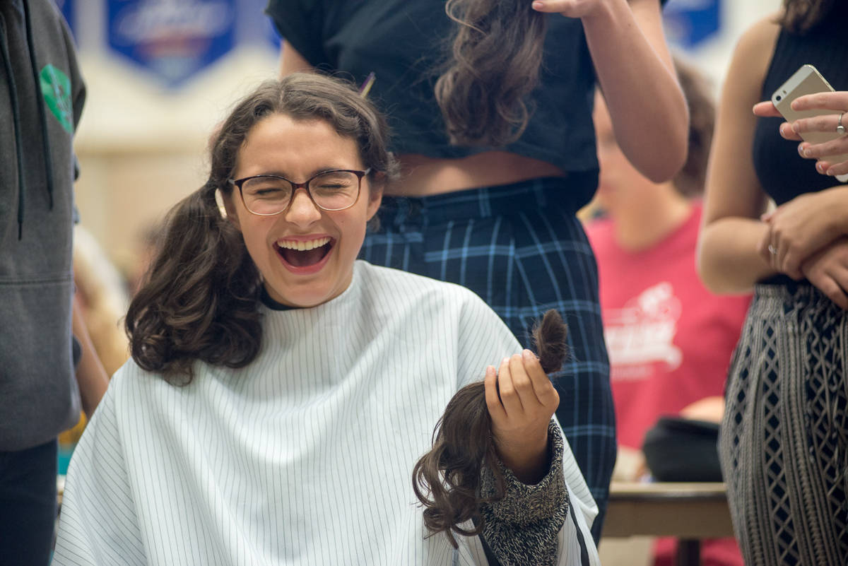 13731878_web1_OBN-OakBayHighCopsForCancerHeadShave-25