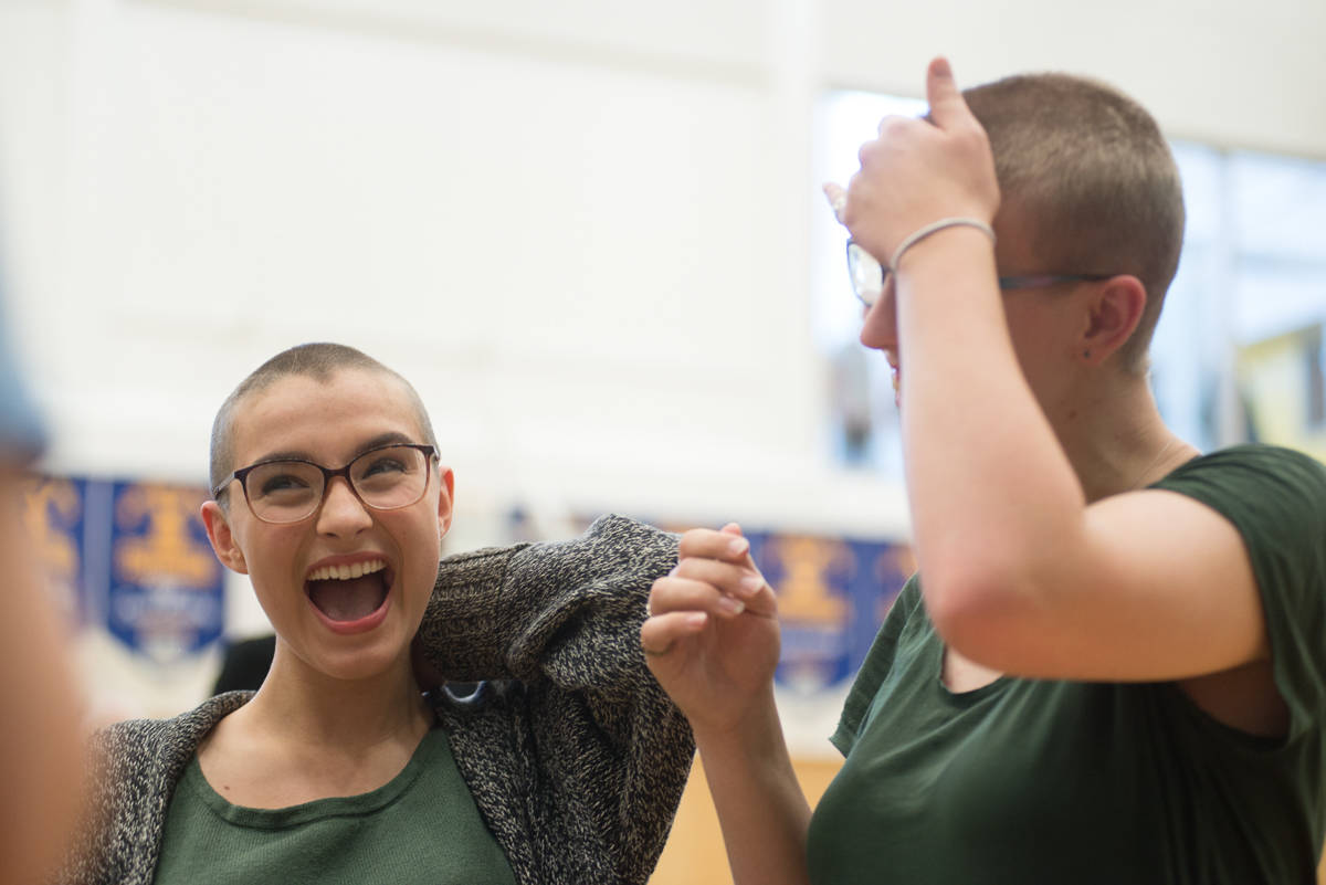 13731878_web1_OBN-OakBayHighCopsForCancerHeadShave-29