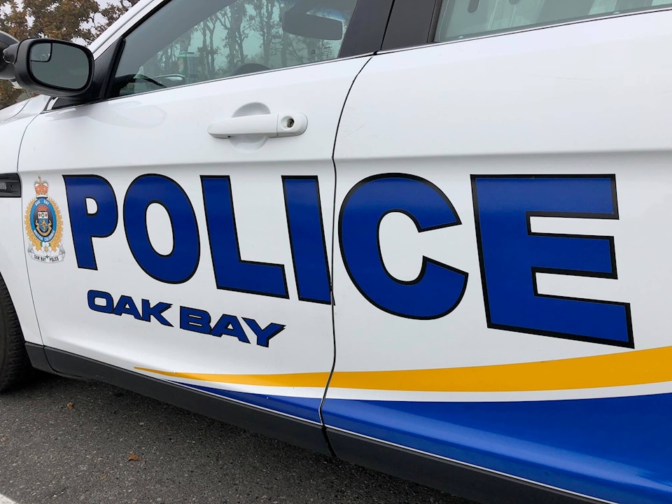 14067880_web1_101822-OBN-Oak-Bay-Police