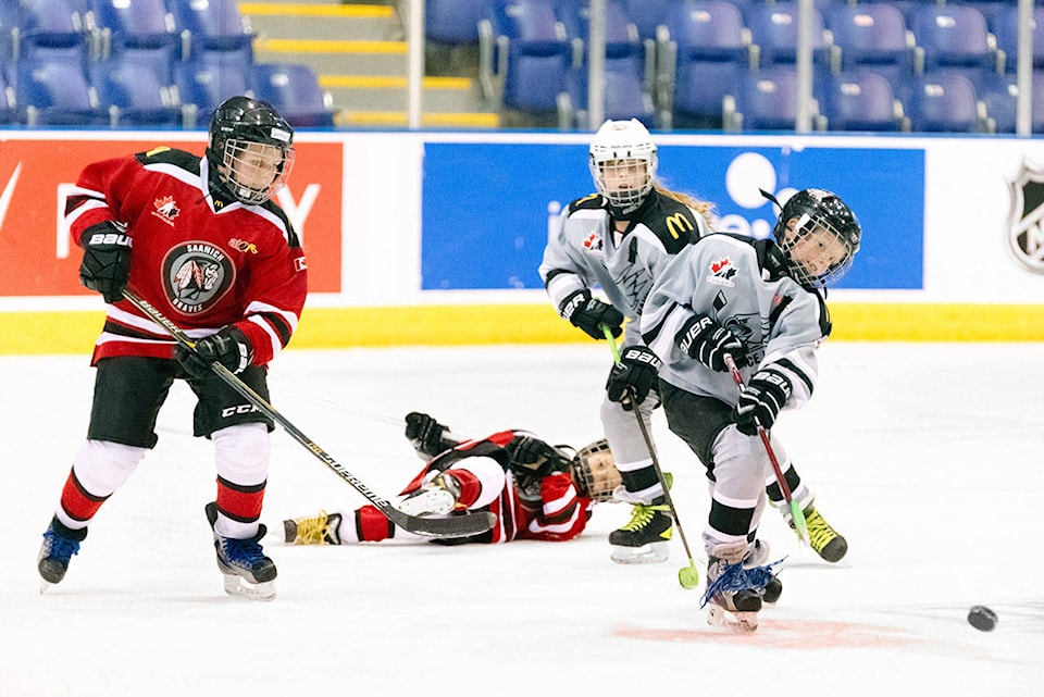 16307357_web1_190409-VNE-SaanichVicHockey