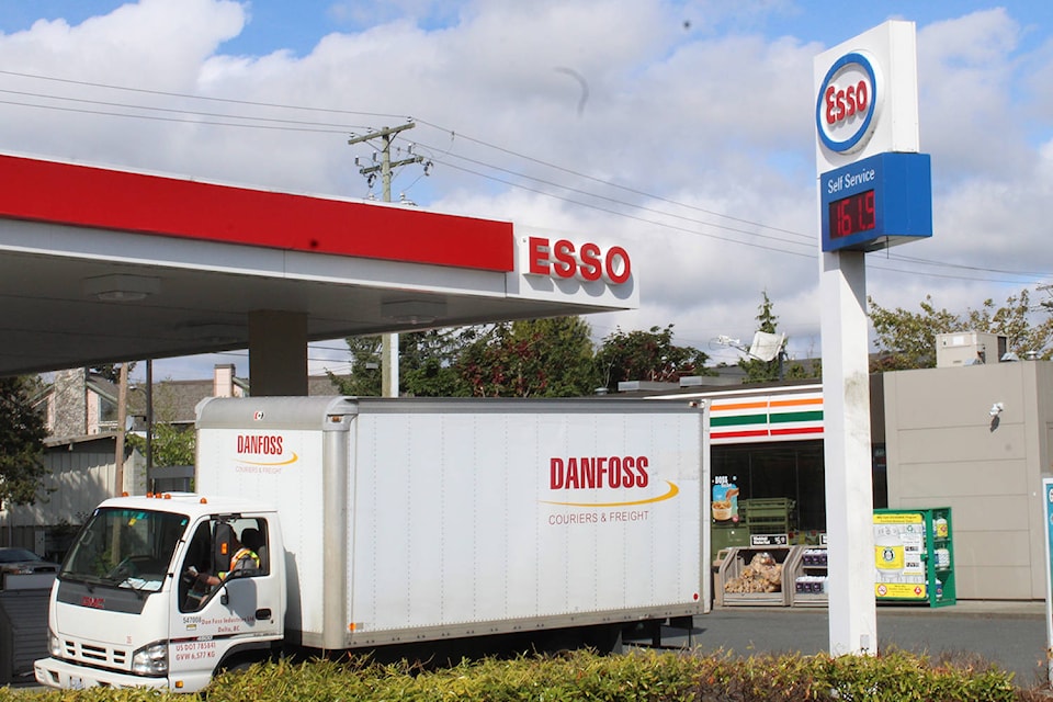 16853744_web1_esso_gas_station